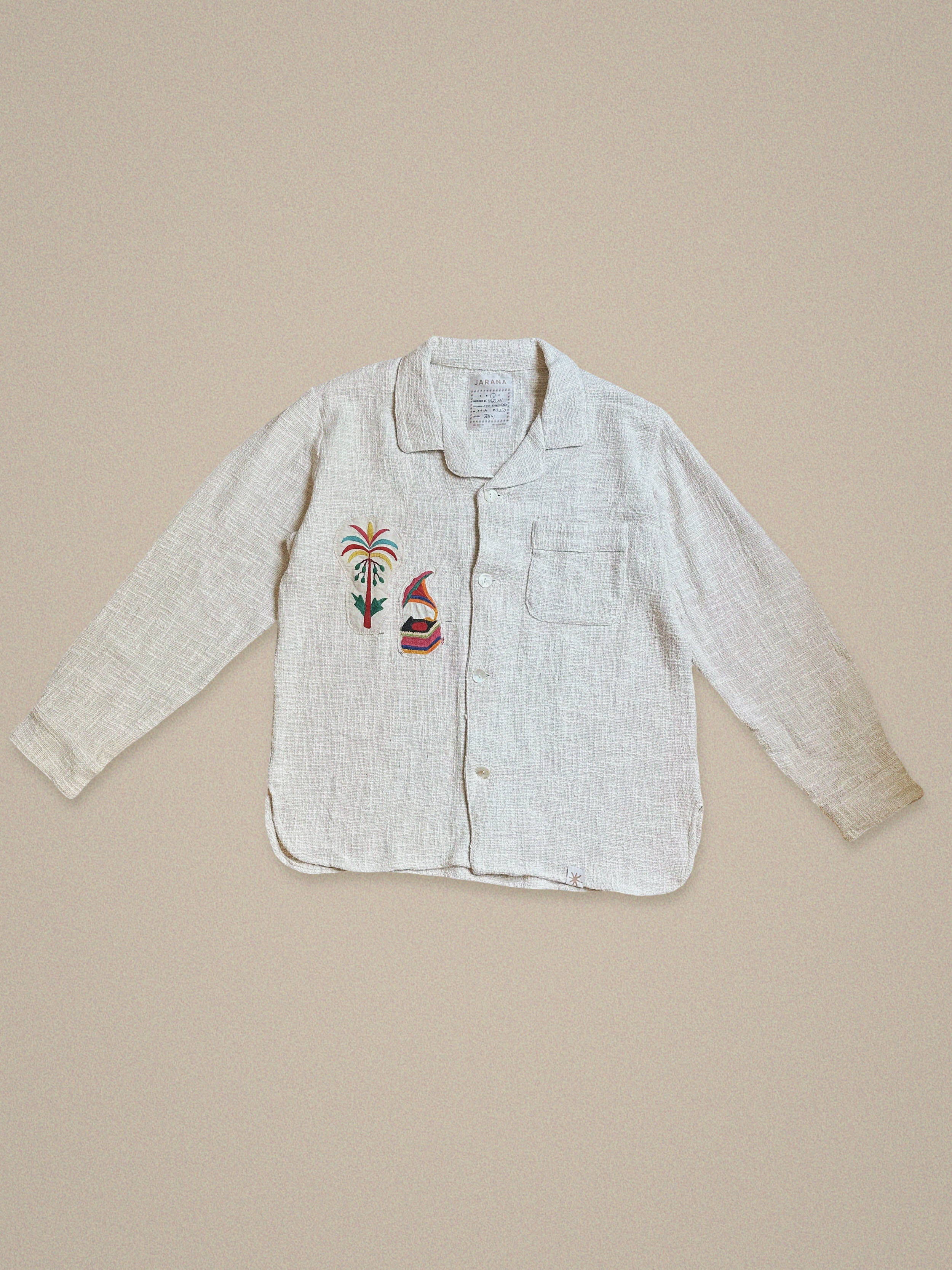 Handmade linen shirt with colorful palm tree and musical figure embroidery – playful Indian motif by Jarana